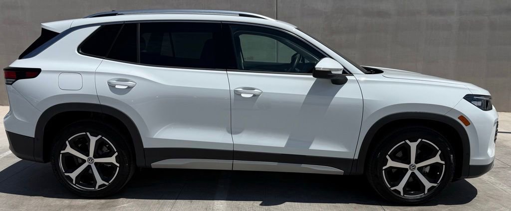 Certified 2025 Volkswagen Tiguan SE FWD image 5
