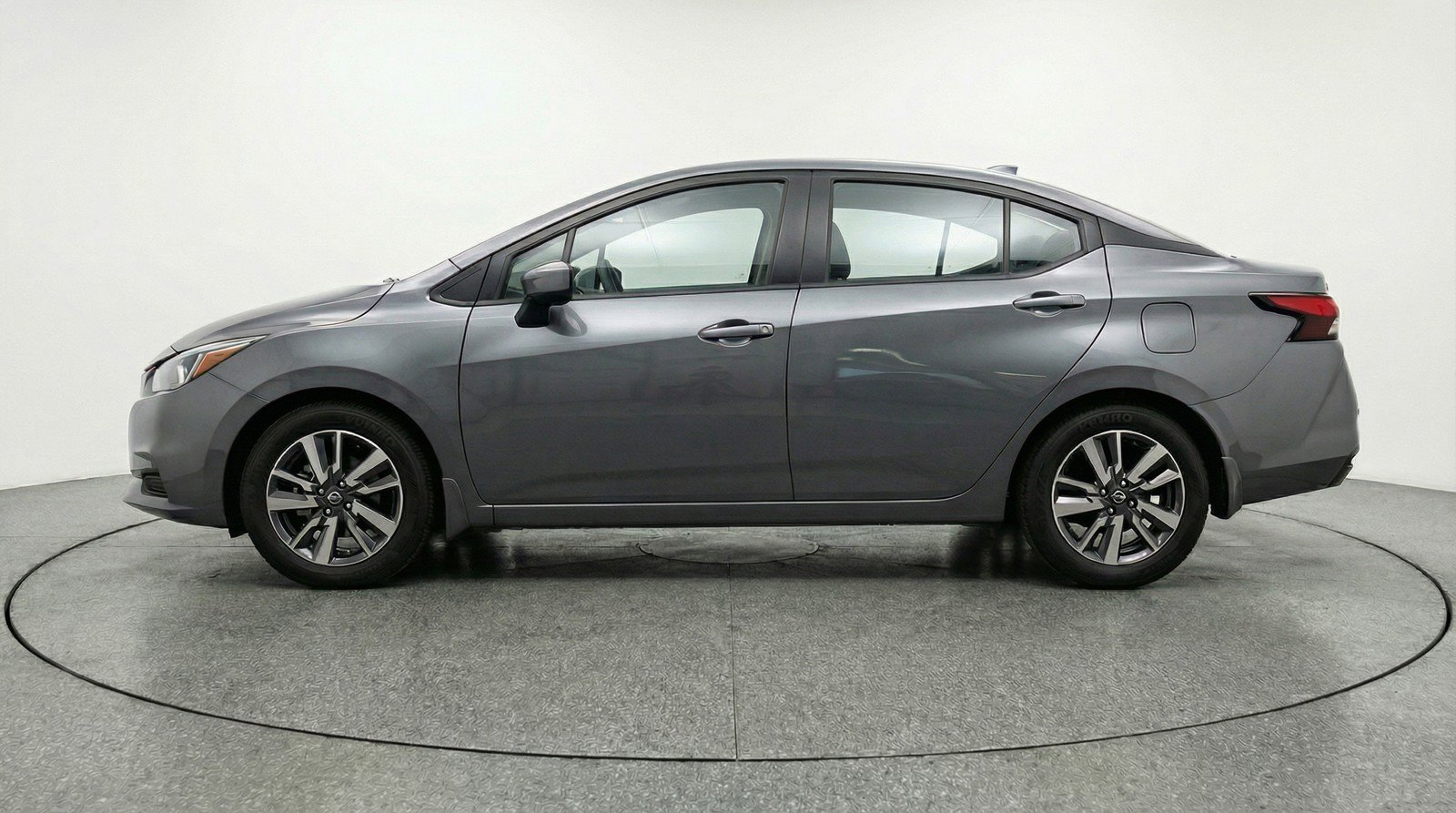 Used 2025 Nissan Versa SV image 5