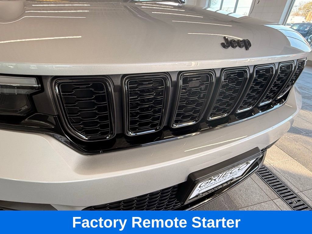 Used 2025 Jeep Grand Cherokee Altitude AWD/4WD image 4