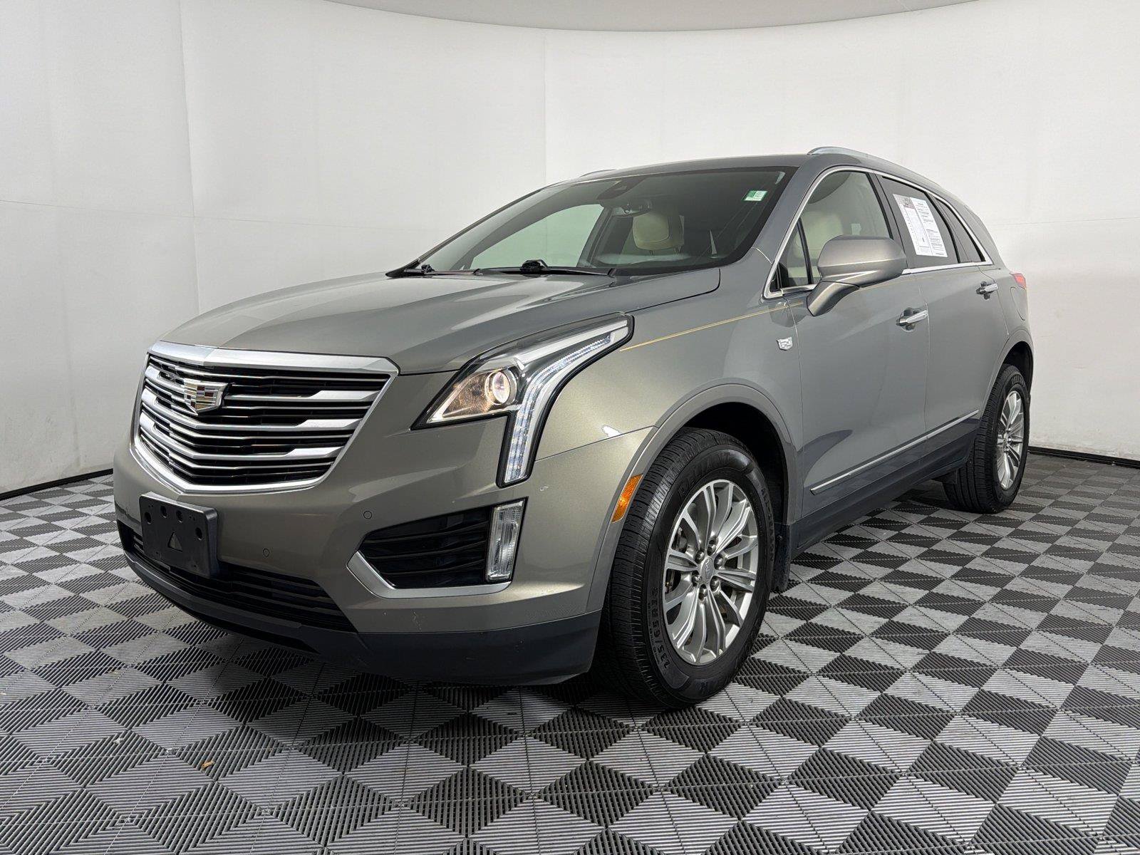 Used 2018 Cadillac XT5 Luxury w/ Driver Awareness Package FWD image 3