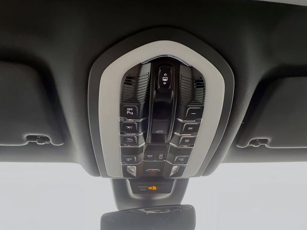 Certified 2025 Porsche Macan AWD/4WD image 14