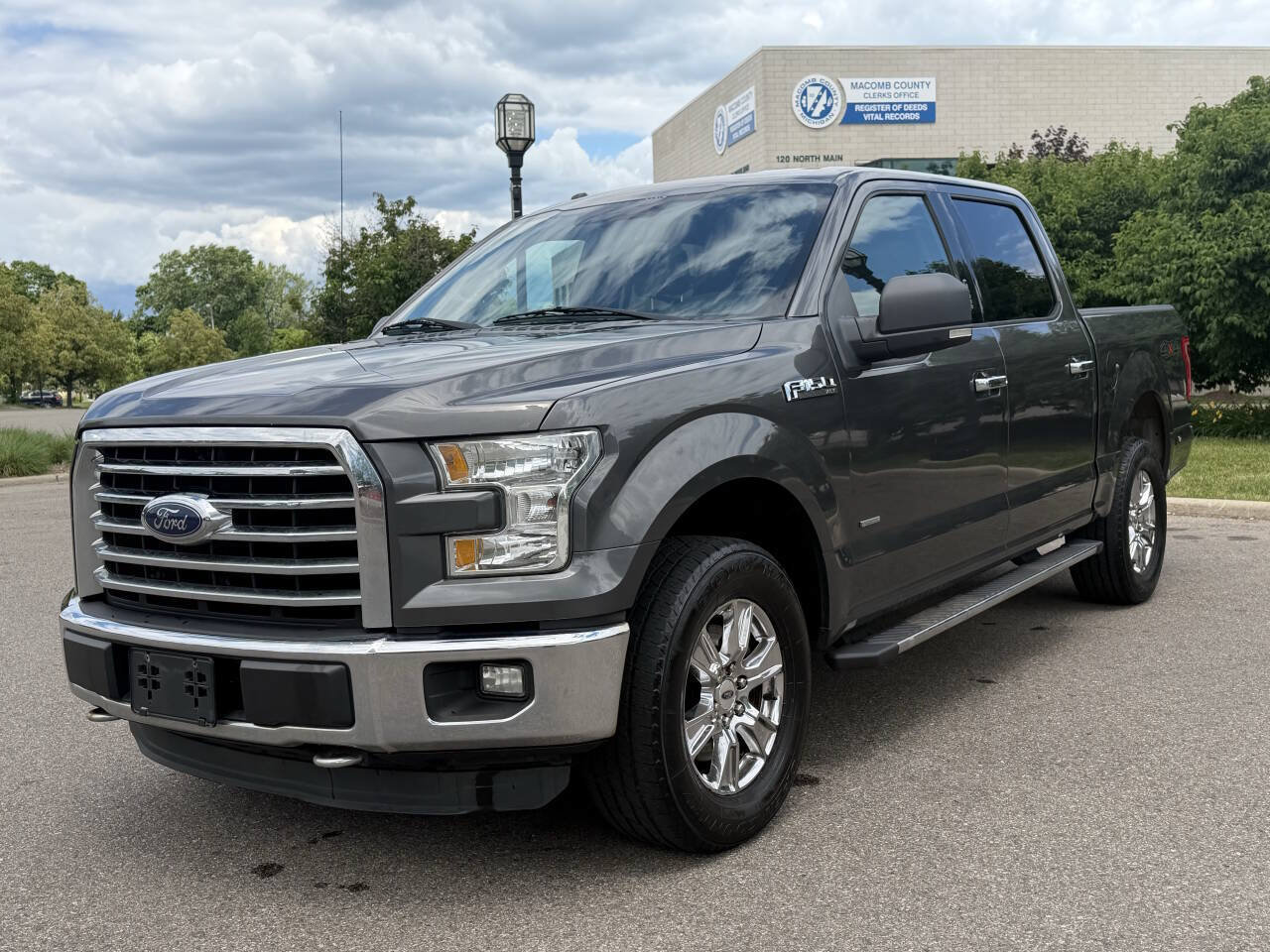 Used 2015 Ford F150 XLT w/ Equipment Group 302A Luxury AWD/4WD image 8