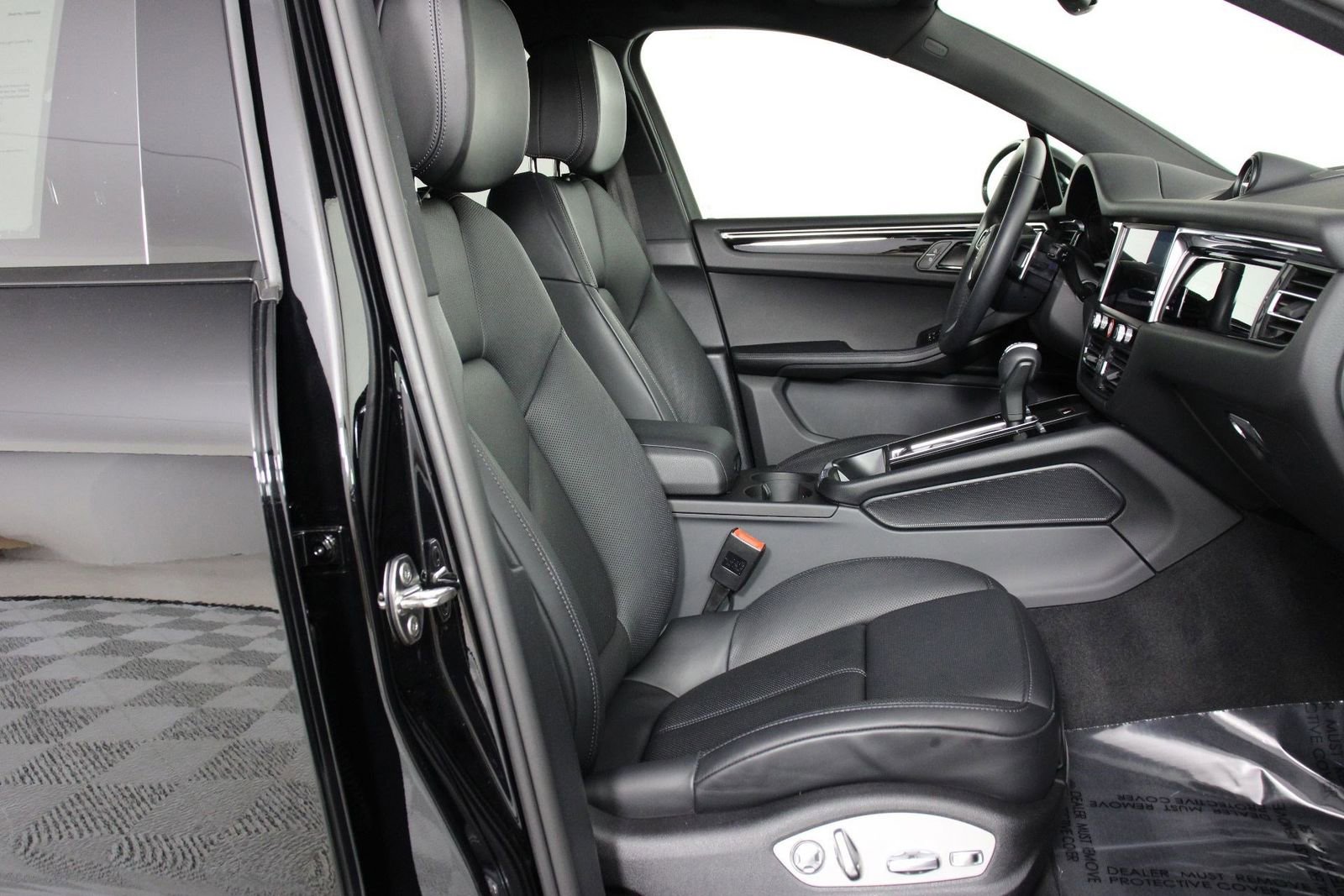 Certified 2025 Porsche Macan image 31