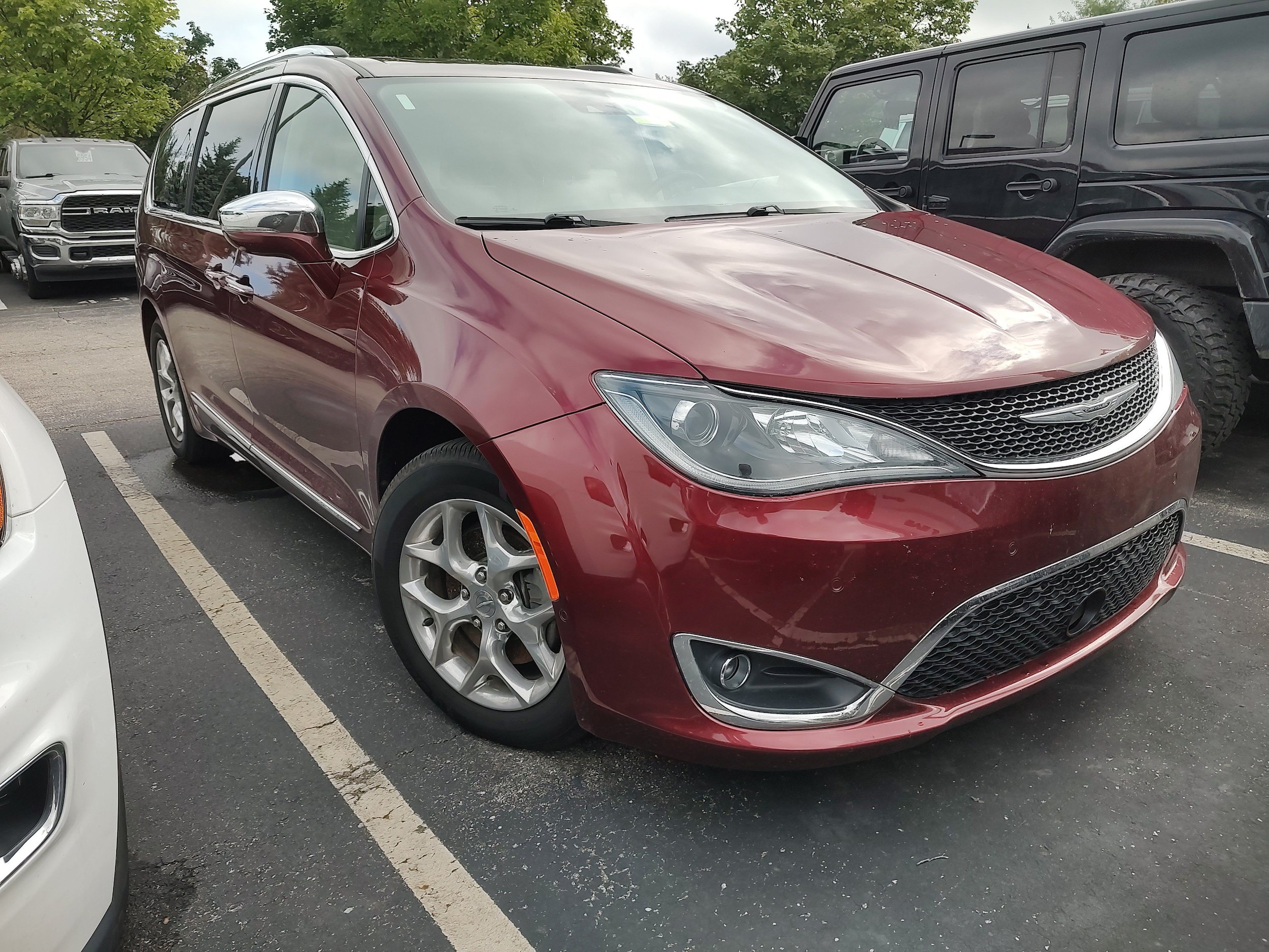 Used 2018 Chrysler Pacifica Limited w/ Advanced Safetytec Group FWD image 1