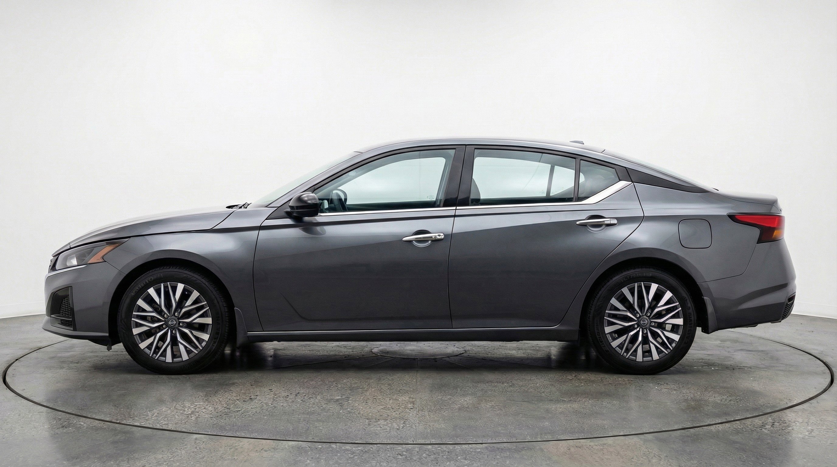 Used 2025 Nissan Altima 2.5 SV image 5
