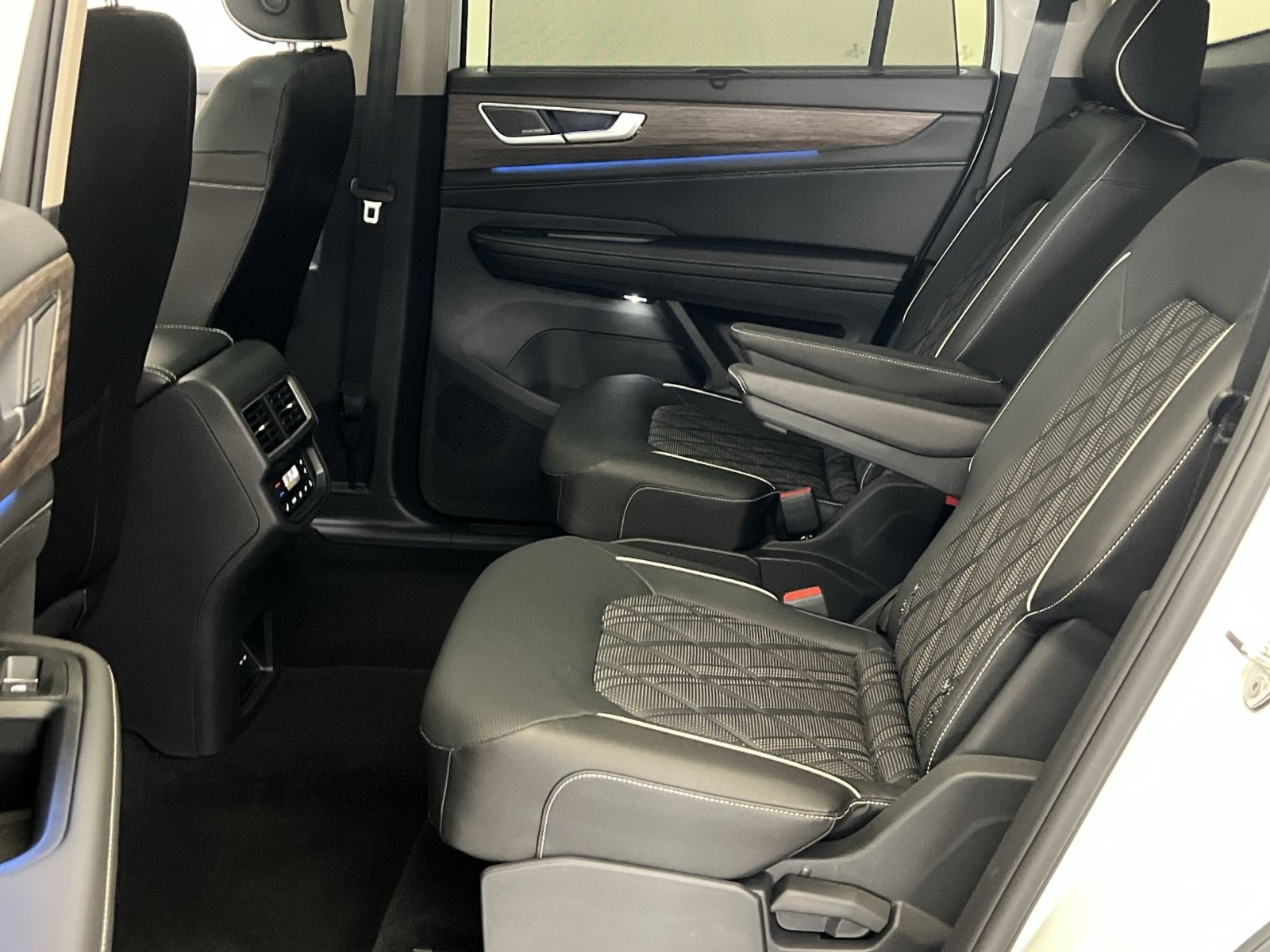 Used 2025 Volkswagen Atlas SEL Premium R-Line AWD/4WD image 24