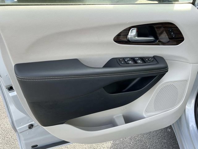 Used 2024 Chrysler Pacifica Limited image 25