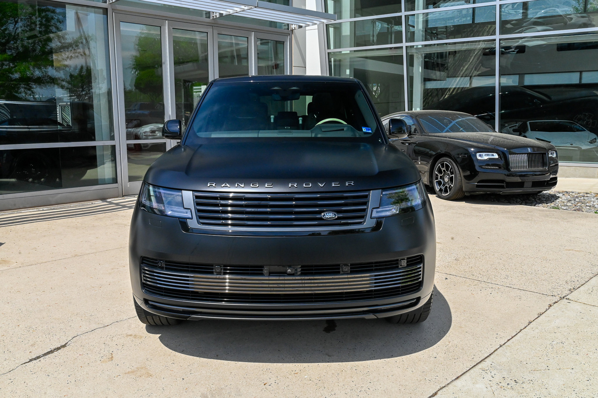 Used 2024 Land Rover Range Rover SV AWD/4WD image 2