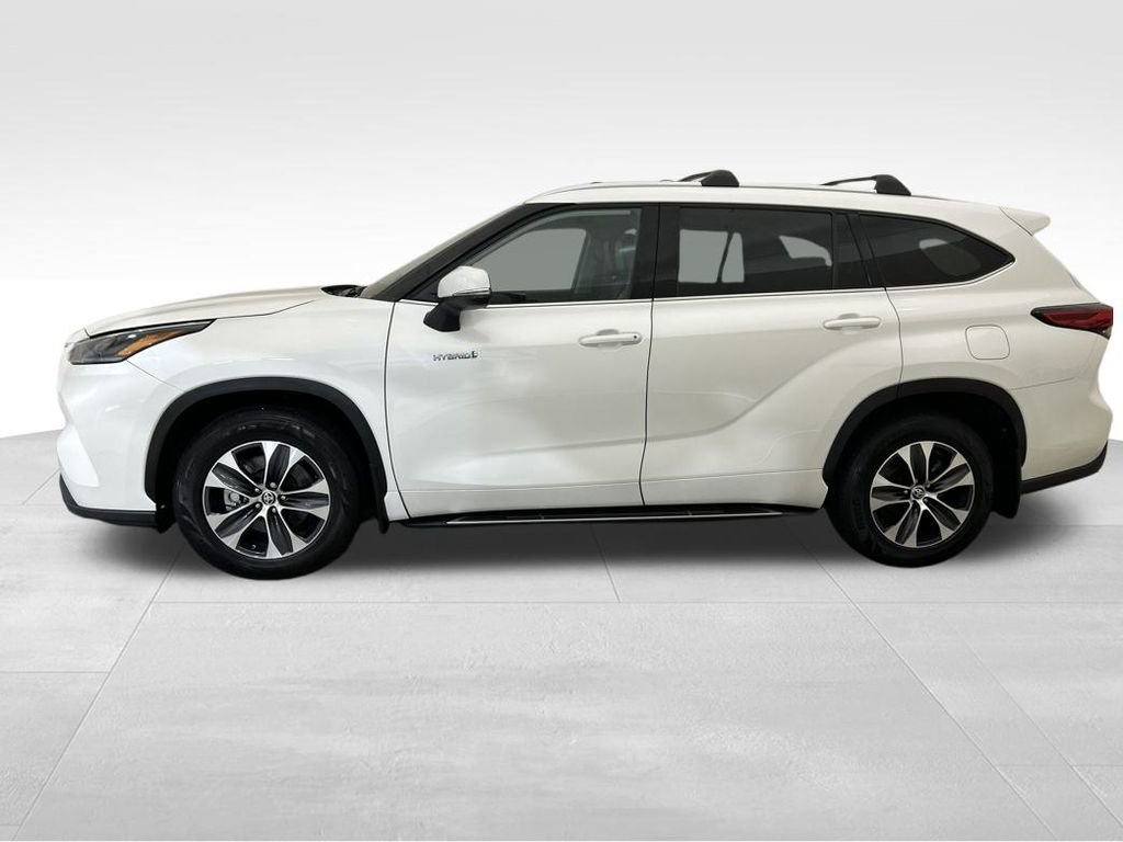Used 2021 Toyota Highlander XLE image 2