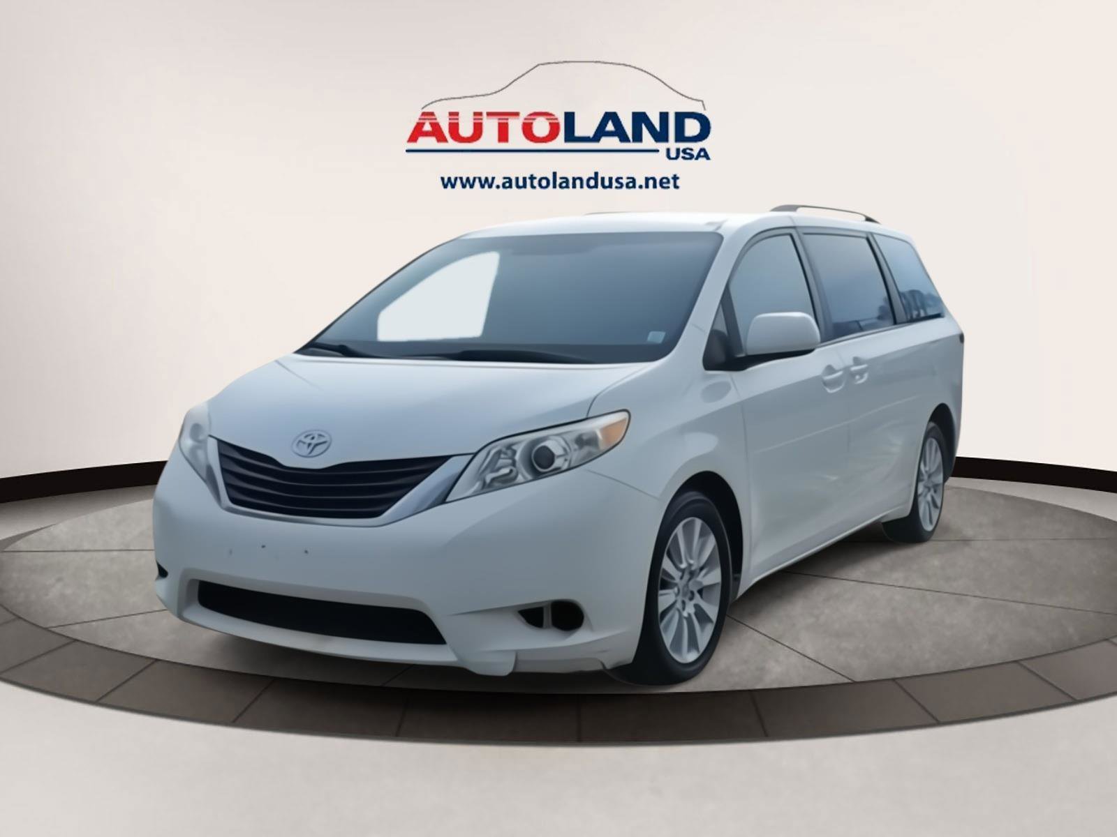 Used 2013 Toyota Sienna LE w/ Towing Pkg image 1