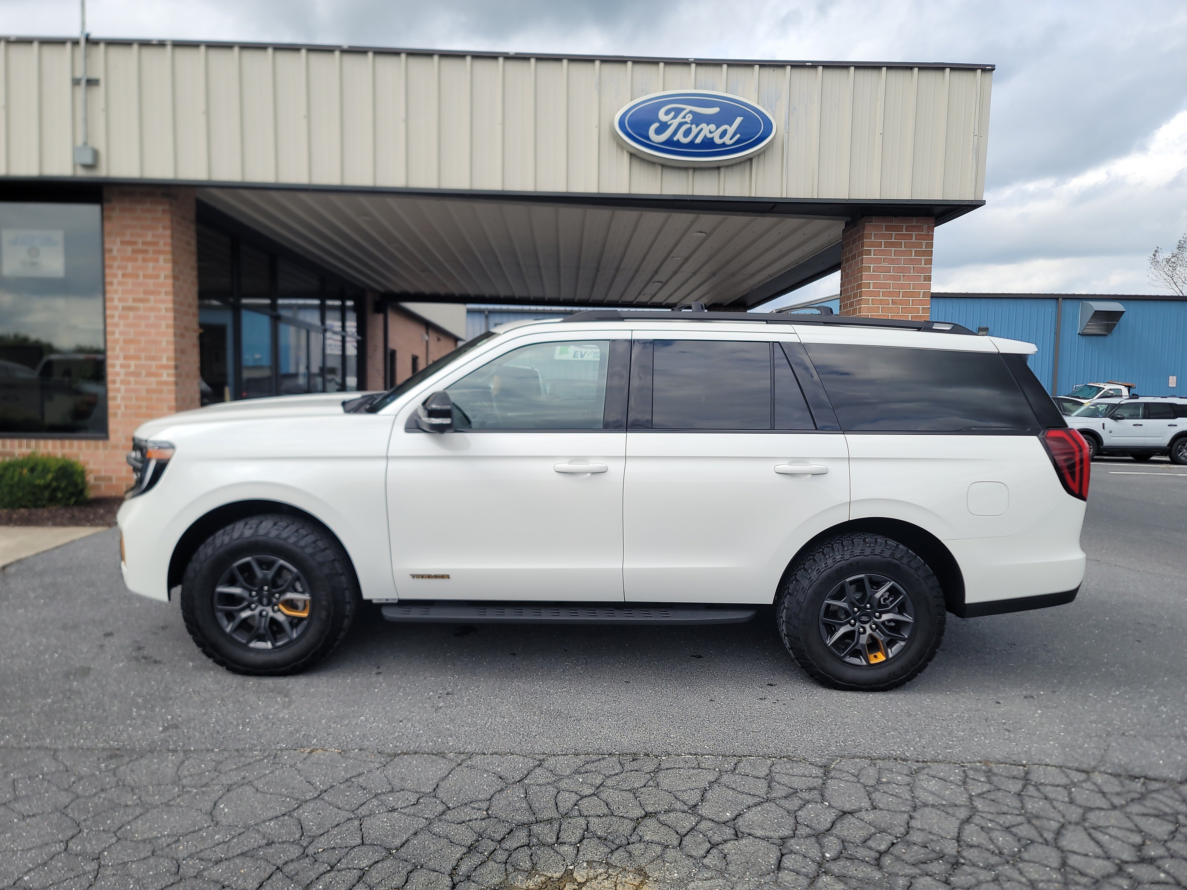 Used 2025 Ford Expedition Tremor AWD/4WD image 1