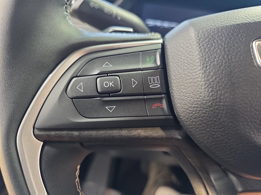 Used 2025 Jeep Grand Cherokee Limited w/ Black Appearance Package AWD/4WD image 16