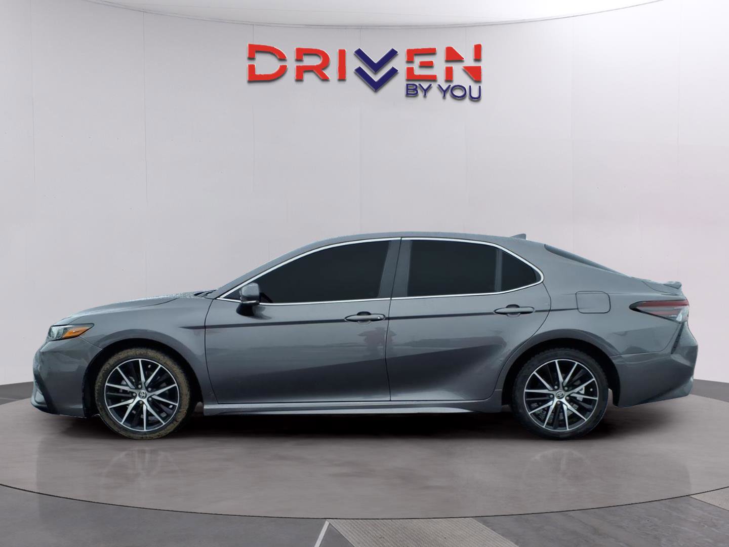 Used 2023 Toyota Camry SE image 3