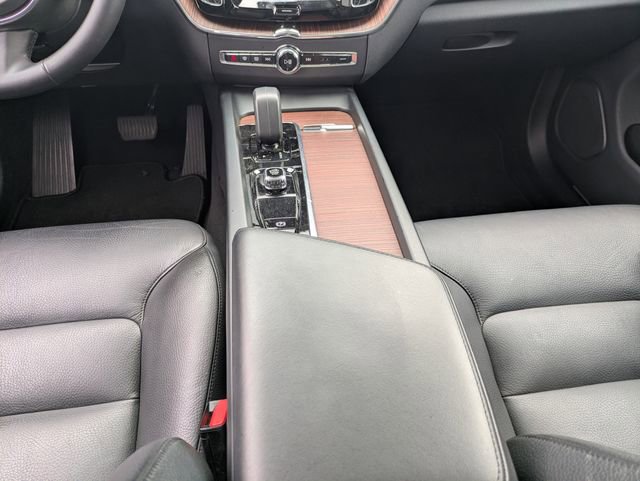 Used 2024 Volvo XC60 B5 Plus AWD/4WD image 17