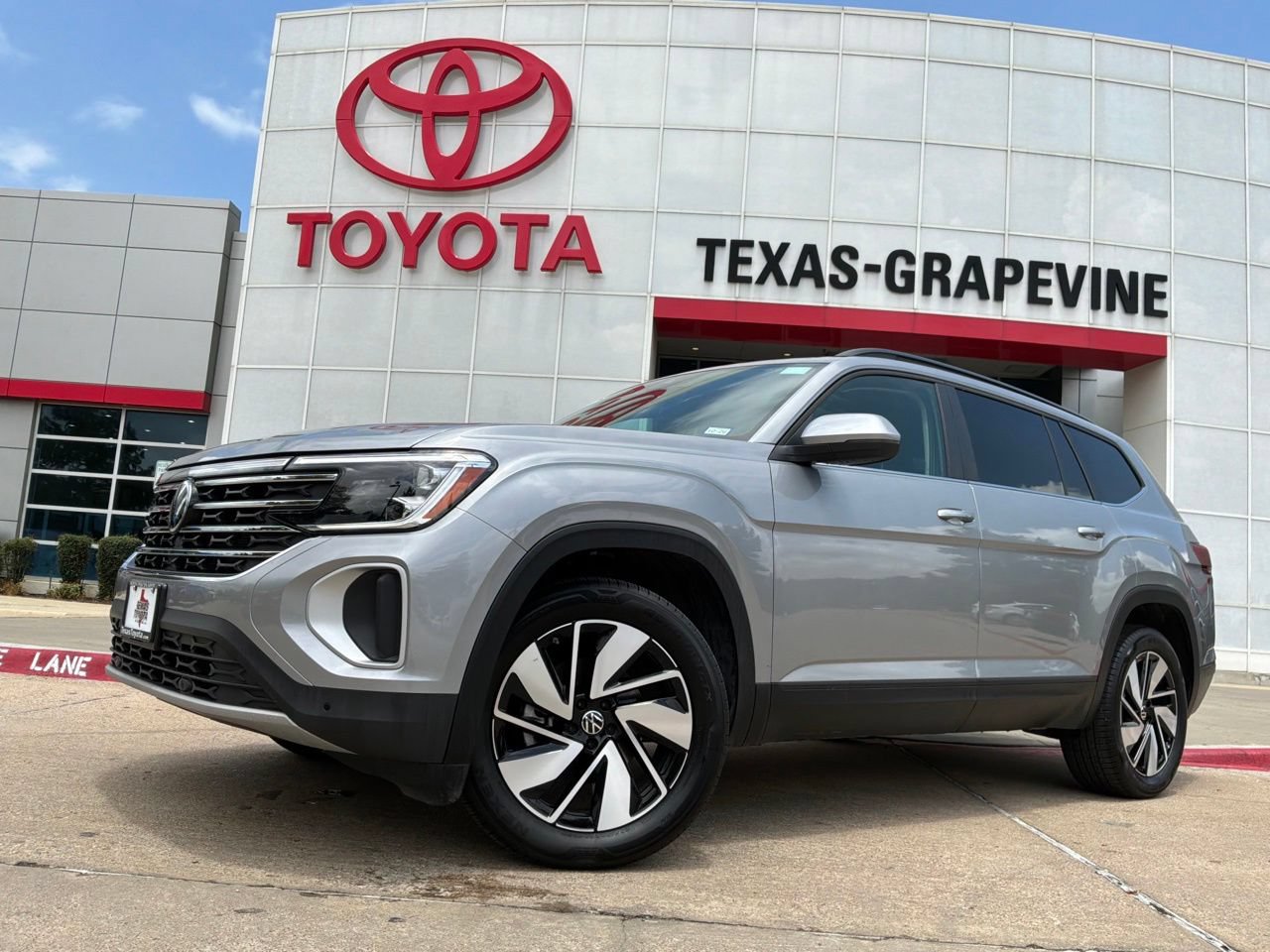 Used 2026 Volkswagen Atlas SE AWD/4WD image 2