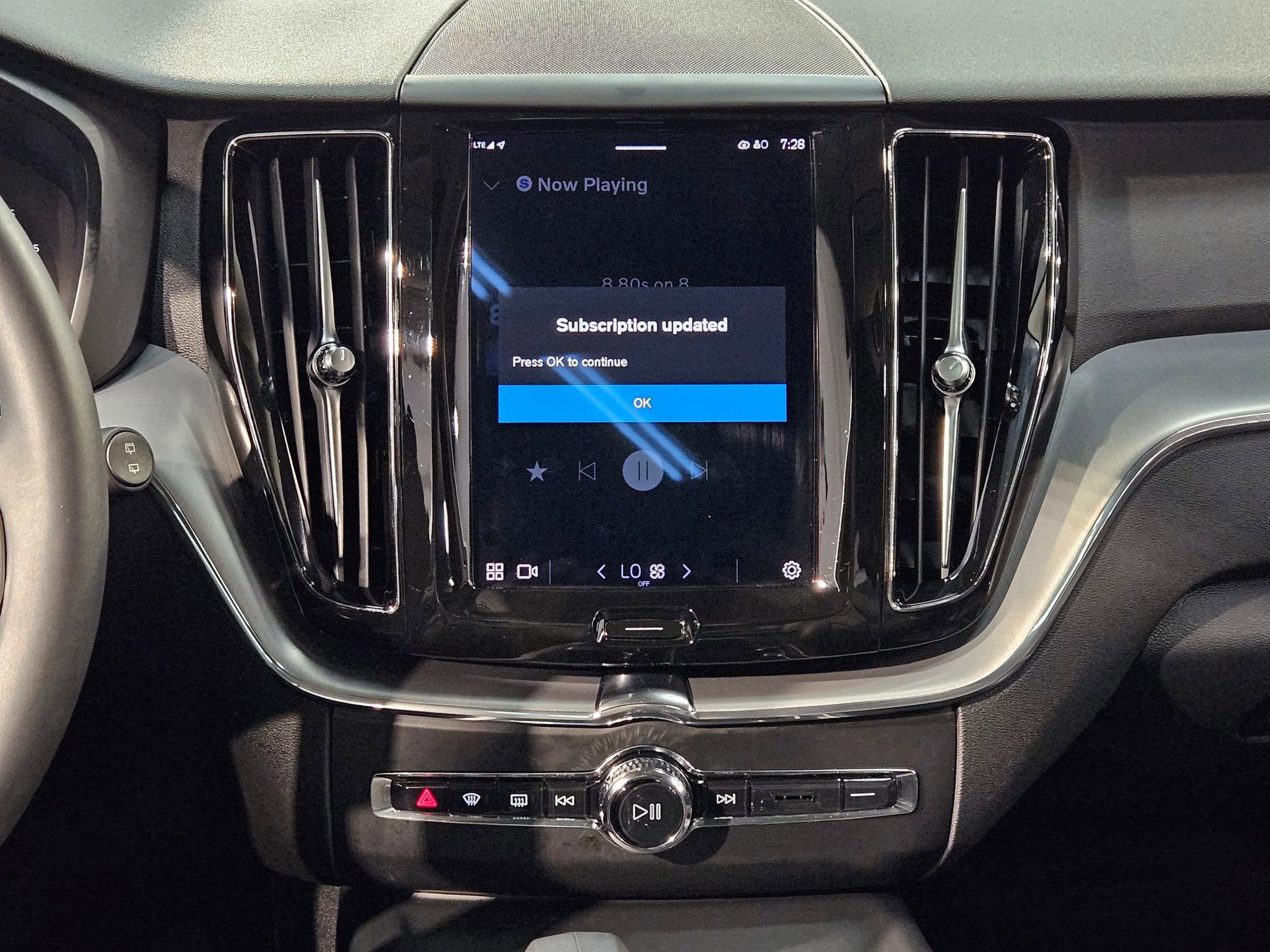 Used 2023 Volvo XC60 B5 Core image 16