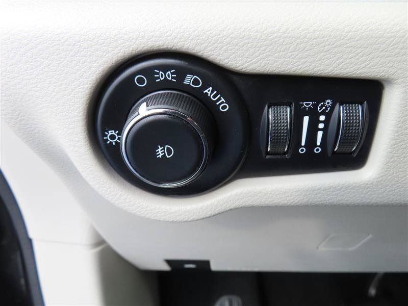 Used 2023 Chrysler Pacifica Touring-L FWD image 17