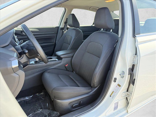 Used 2025 Nissan Altima 2.5 SV FWD image 11