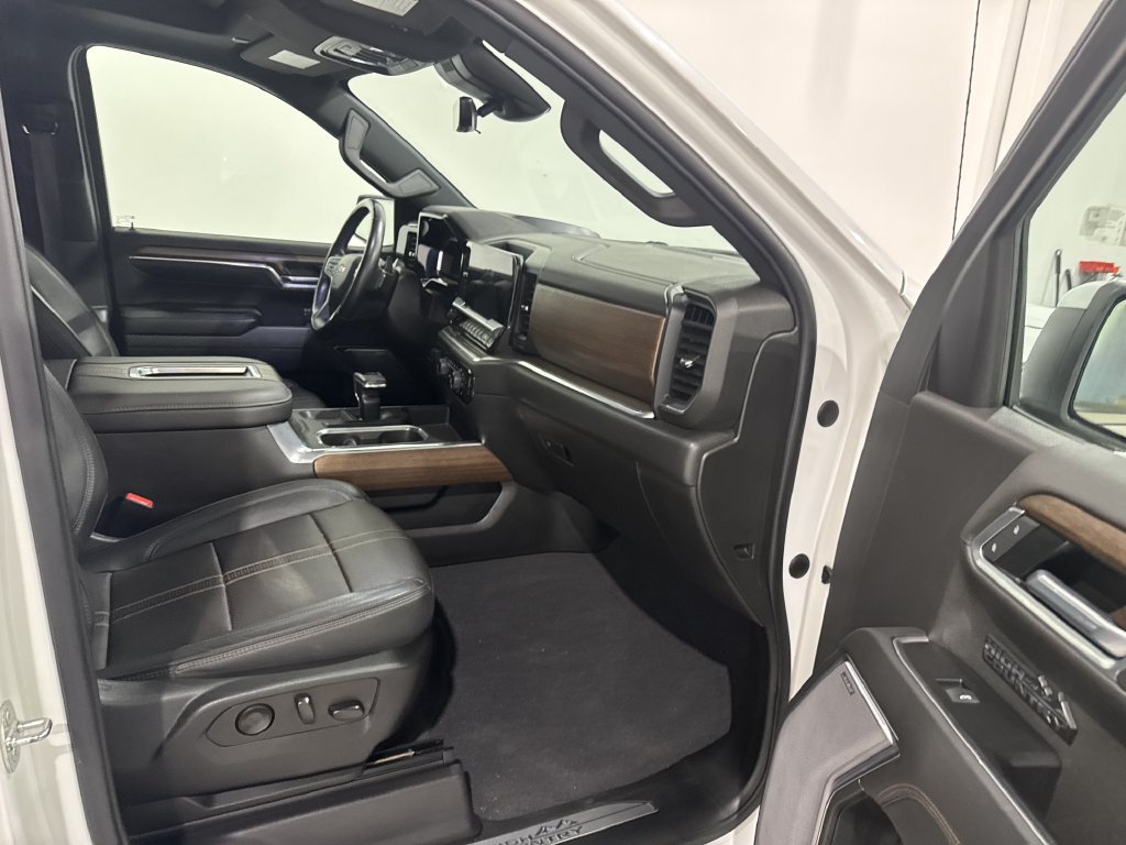 Used 2022 Chevrolet Silverado 1500 High Country w/ High Country Premium Package AWD/4WD image 23