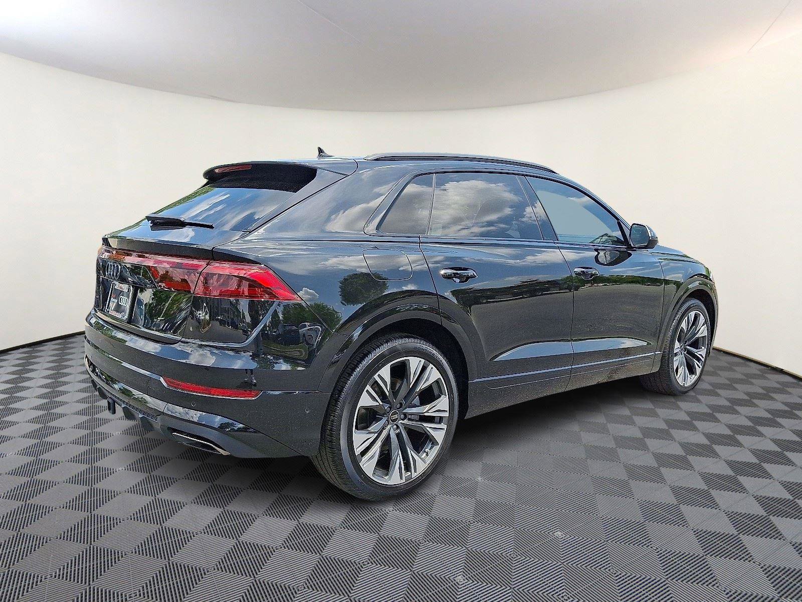 Certified 2025 Audi Q8 Prestige image 6