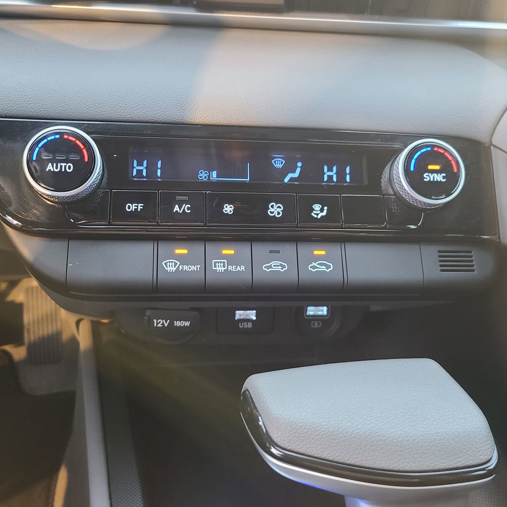 Used 2023 Hyundai Elantra SEL image 19