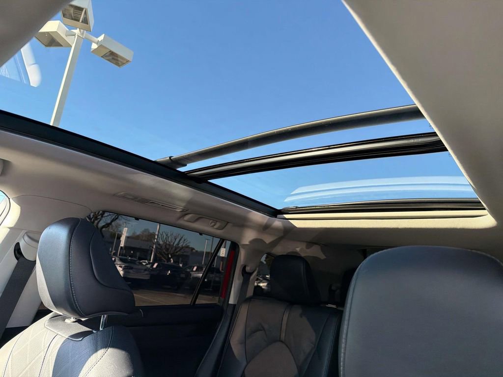 Used 2023 Toyota Highlander Platinum image 4