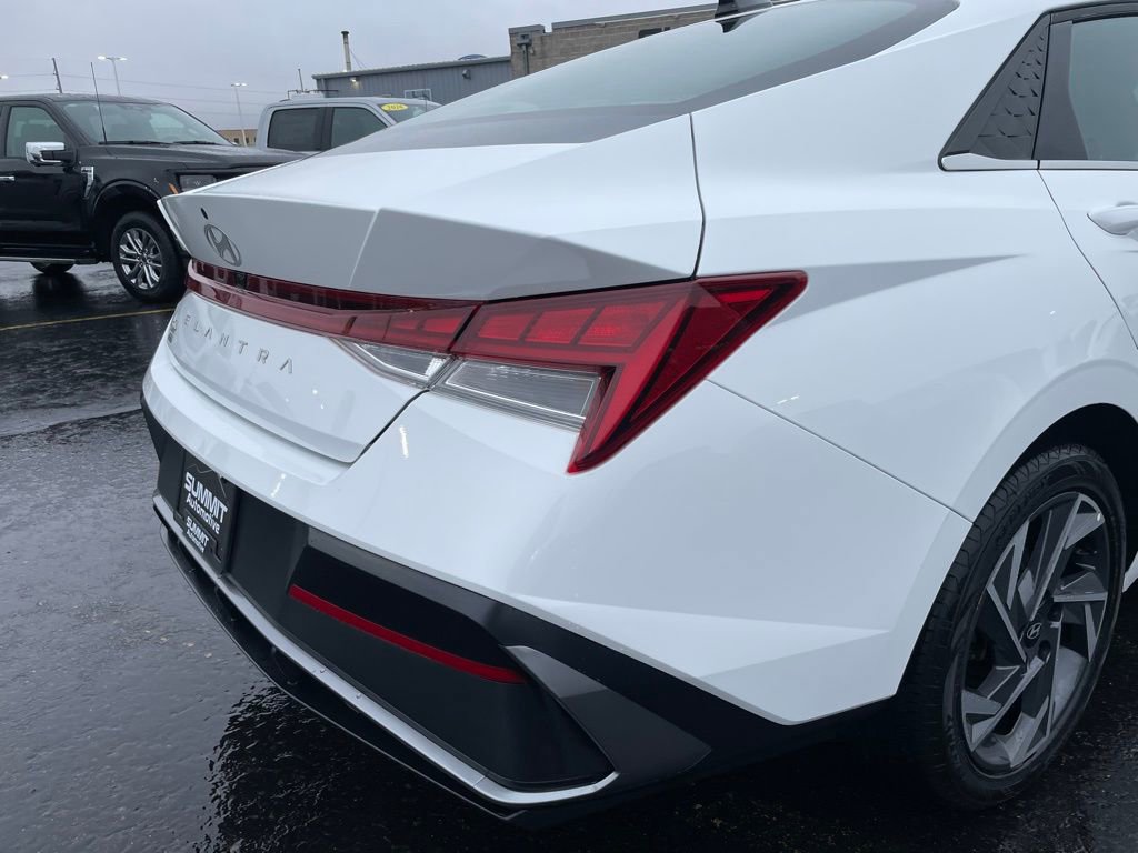Used 2025 Hyundai Elantra SEL FWD image 31