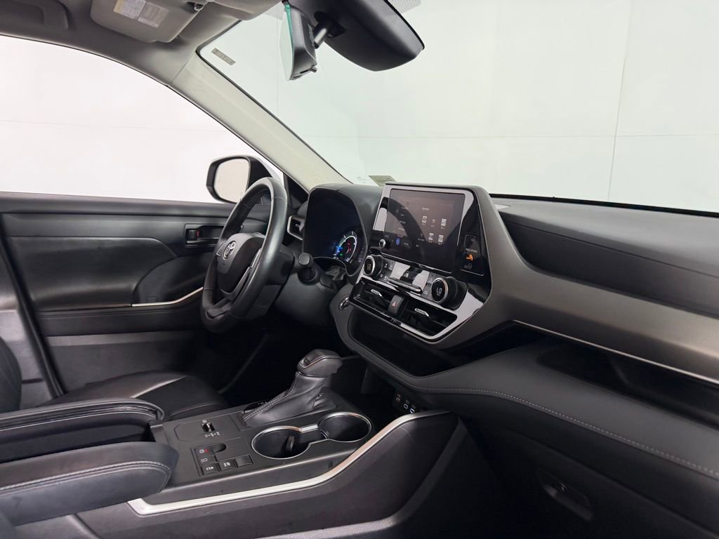 Used 2023 Toyota Highlander LE image 31