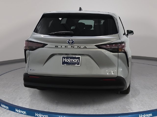 Certified 2025 Toyota Sienna XLE FWD image 6