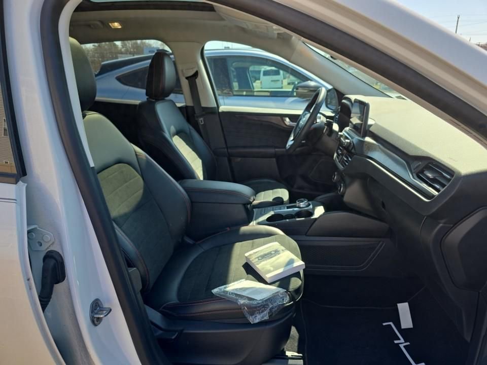 Used 2022 Ford Escape SEL w/ SEL Stealth AWD Package image 9