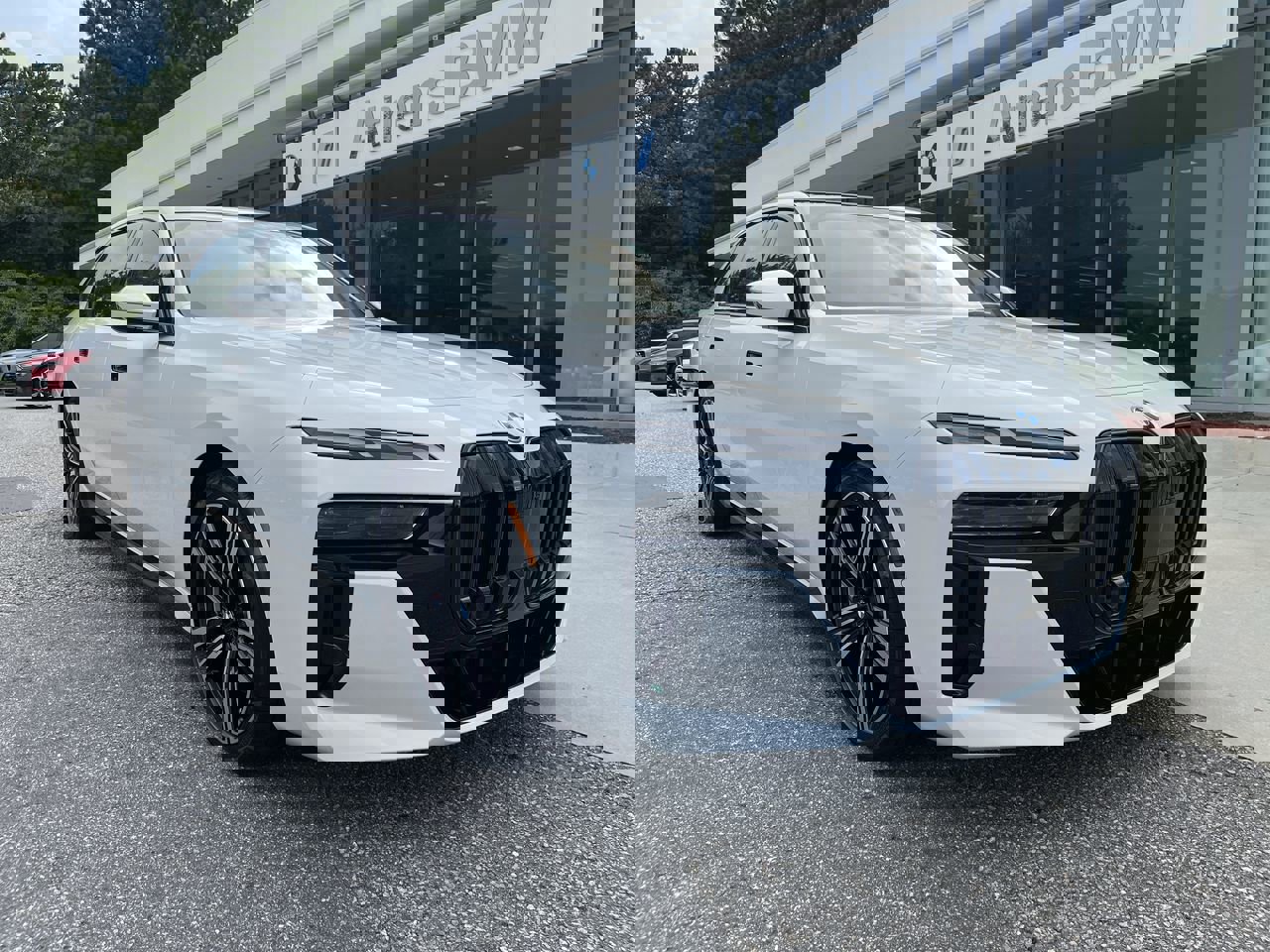 Used 2025 BMW i7 xDrive60 image 2