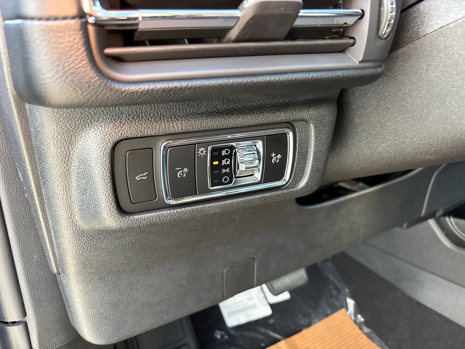 New 2026 Lincoln Corsair Reserve w/ Rear Removable Package Tray image 14