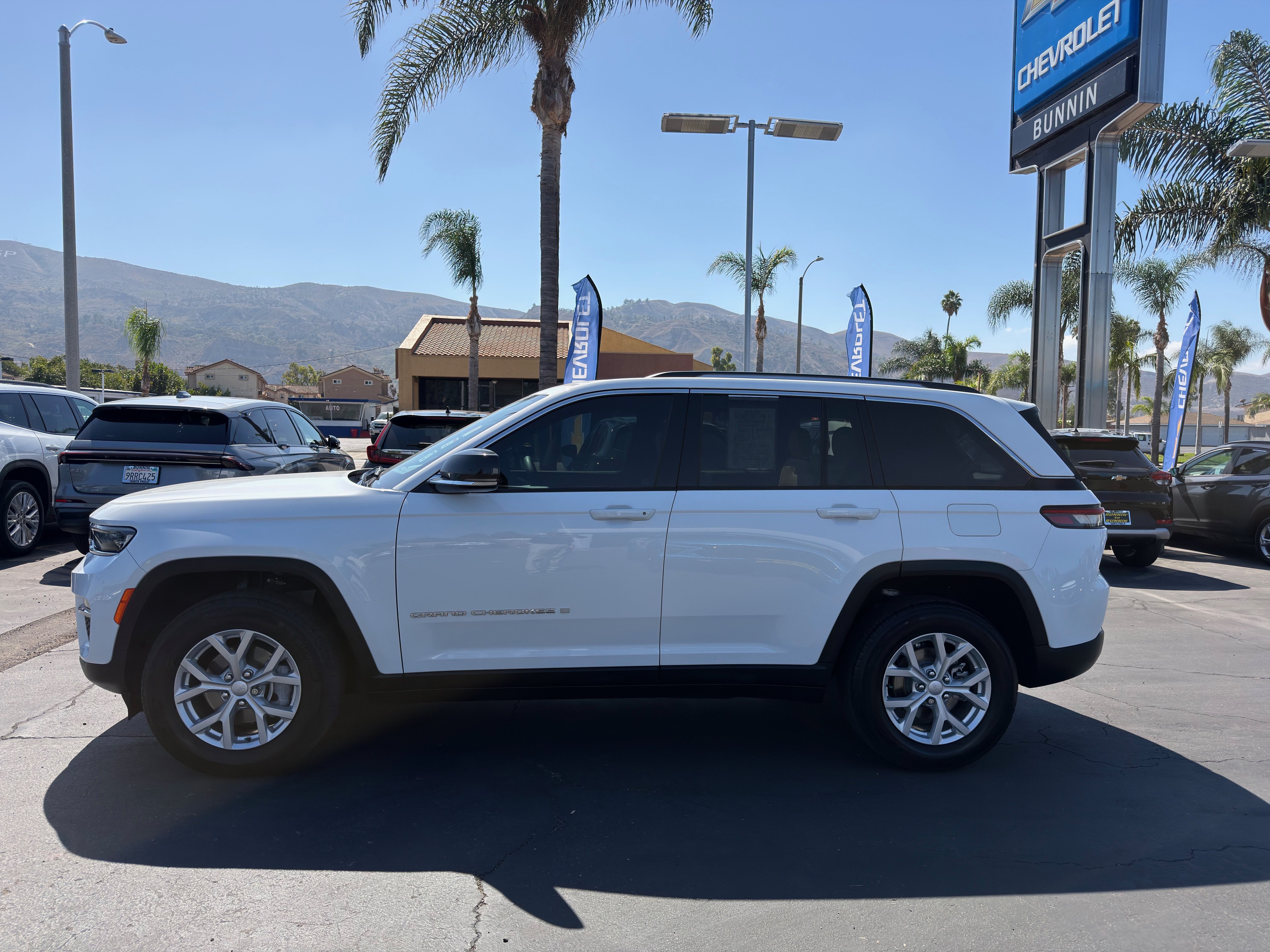 Used 2023 Jeep Grand Cherokee Limited AWD/4WD image 5