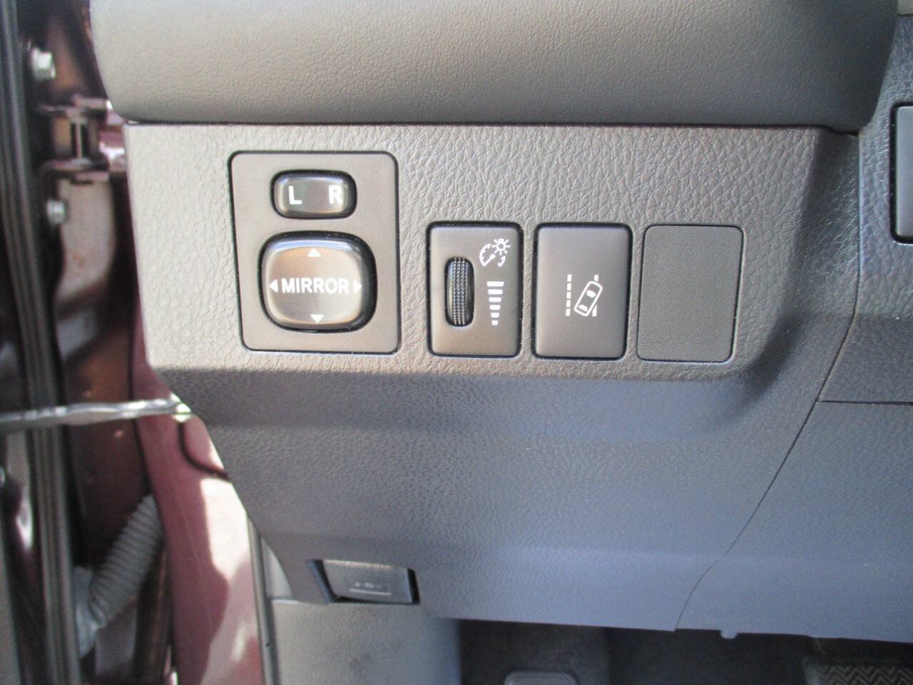 Used 2017 Toyota RAV4 XLE AWD/4WD image 13