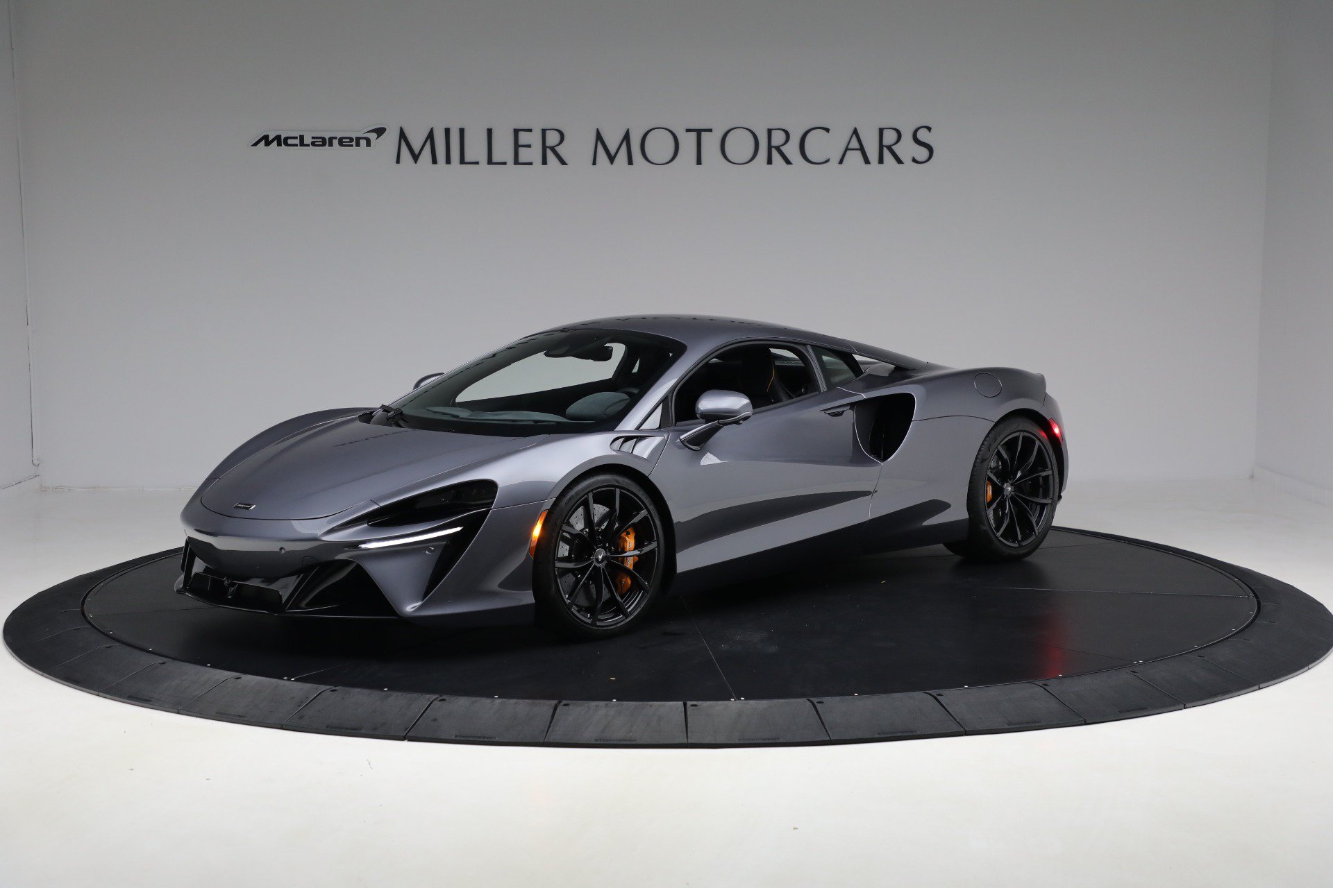 Used 2024 McLaren Artura RWD image 2