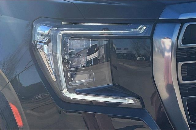 Used 2022 GMC Yukon XL AT4 w/ AT4 Premium Plus Package AWD/4WD image 33