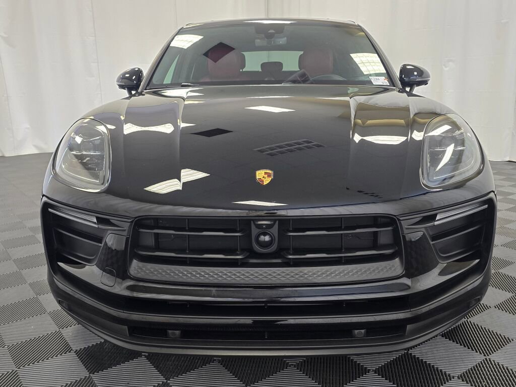 Certified 2024 Porsche Macan image 10