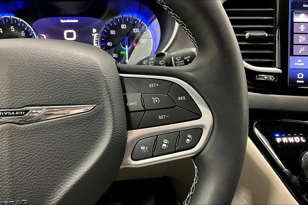 Used 2023 Chrysler Pacifica Touring-L FWD image 24