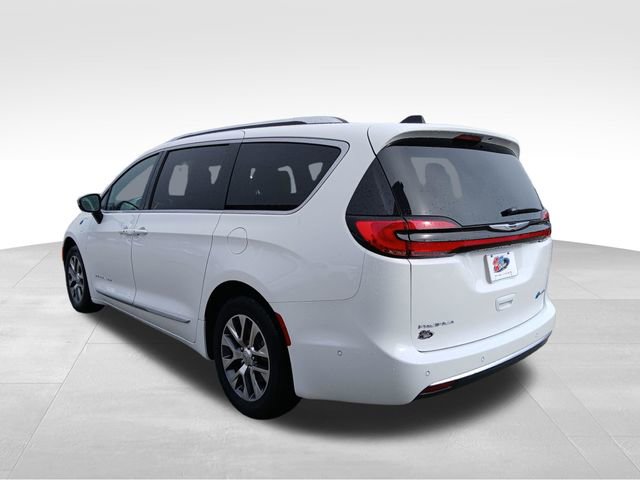 Used 2025 Chrysler Pacifica Pinnacle image 3