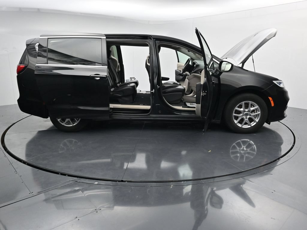 Used 2023 Chrysler Pacifica Touring-L FWD image 41