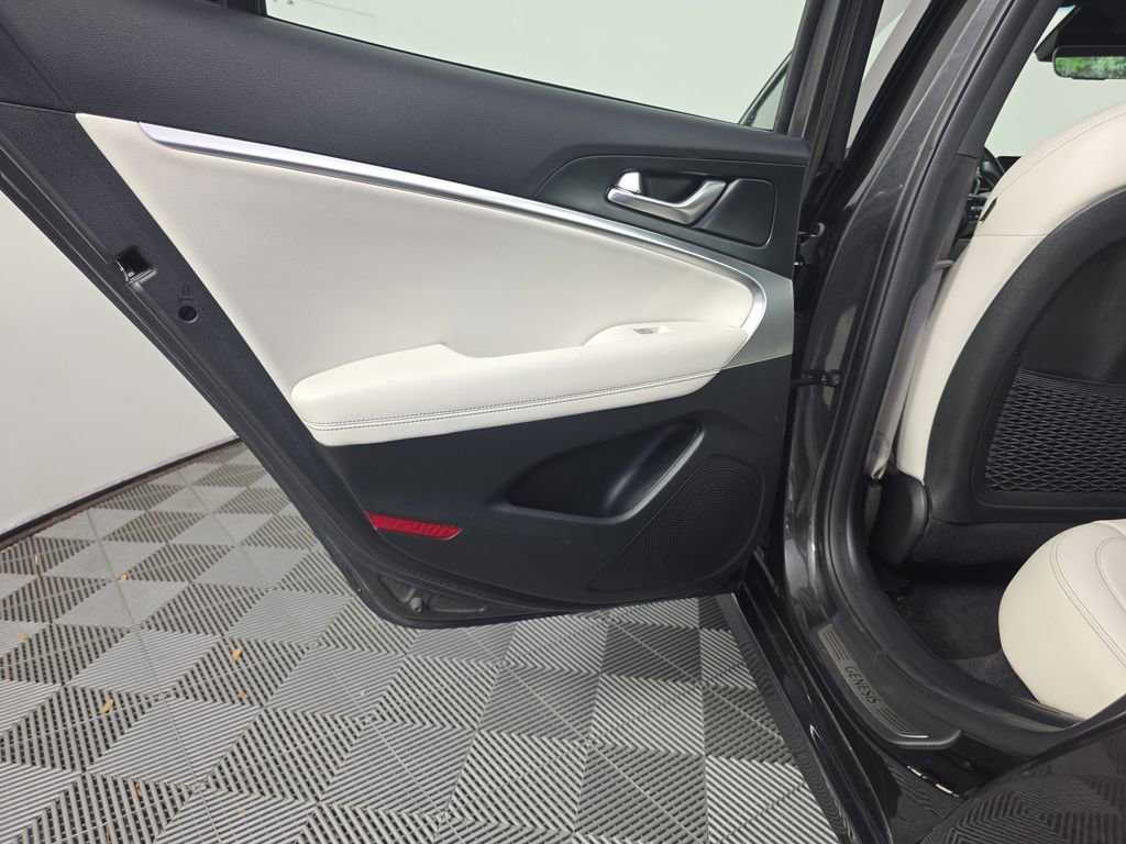 Used 2025 Genesis G70 2.5T image 27