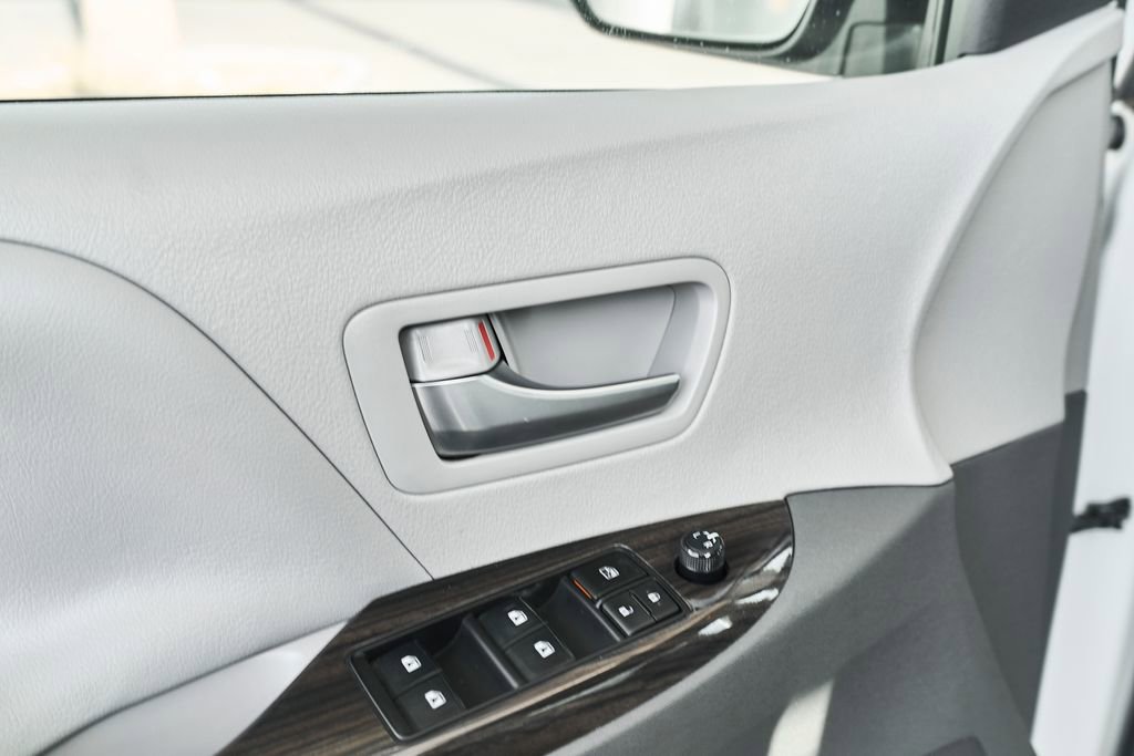 Used 2020 Toyota Sienna XLE w/ XLE Navigation Package image 16