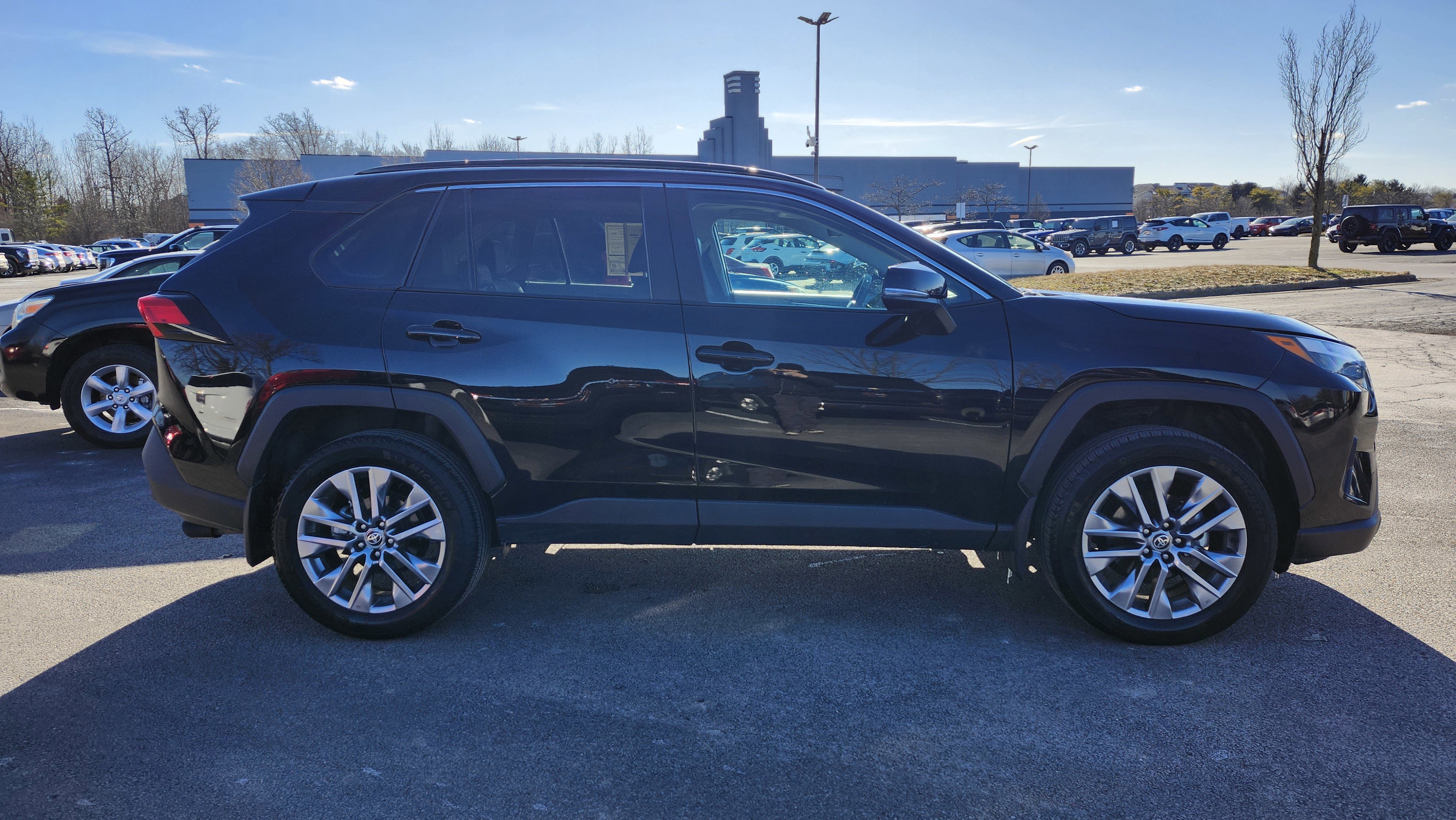 Used 2023 Toyota RAV4 XLE Premium image 19