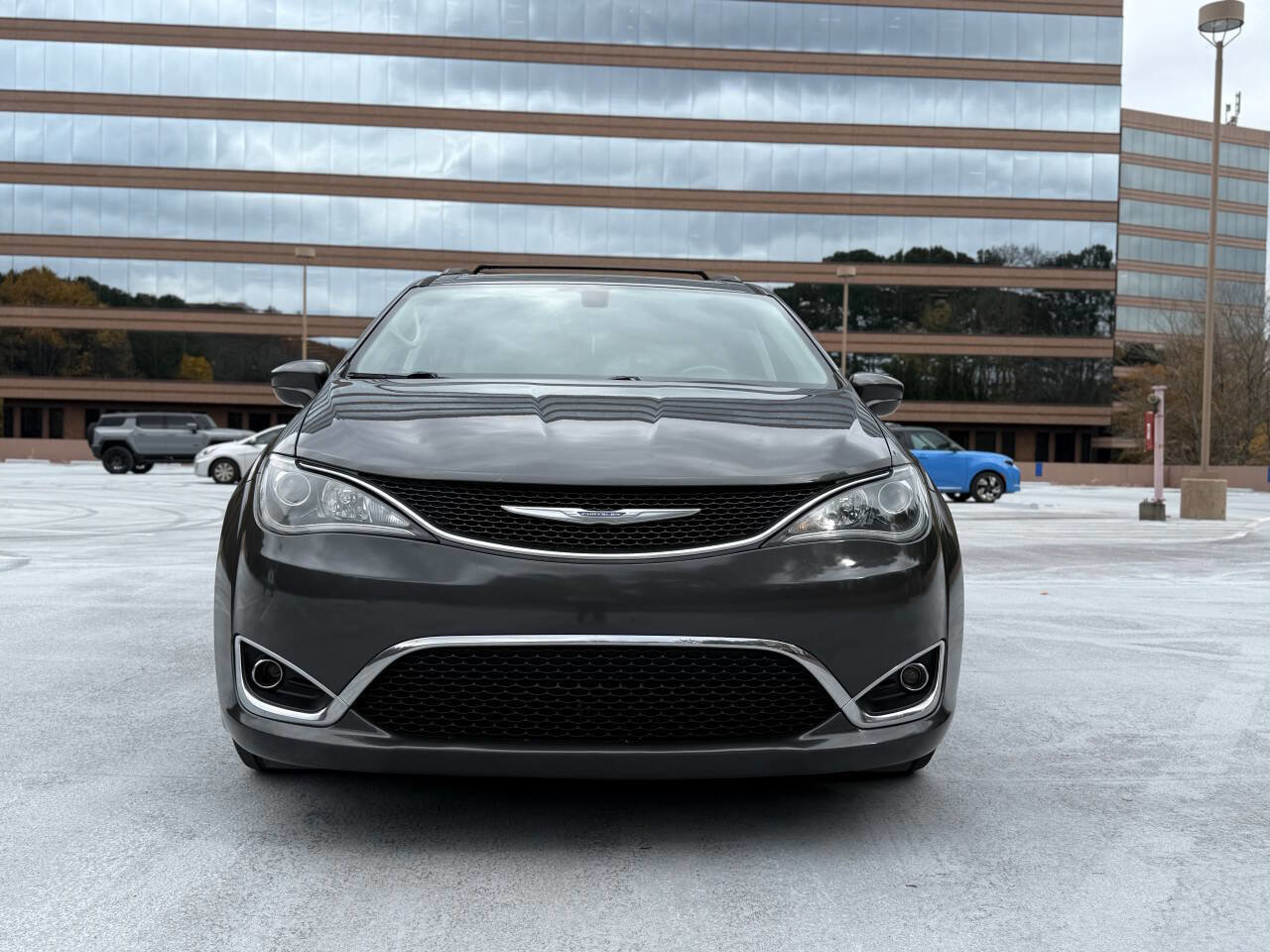 Used 2017 Chrysler Pacifica Touring-L image 4