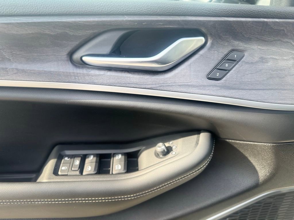 Used 2023 Jeep Grand Cherokee 4WD 4xe image 16