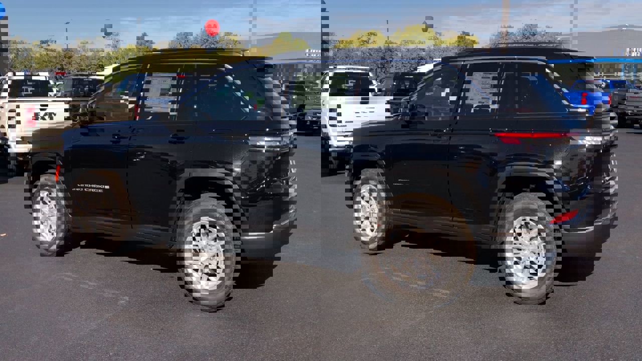 New 2025 Jeep Grand Cherokee Laredo X w/ Luxury Tech Group I image 5