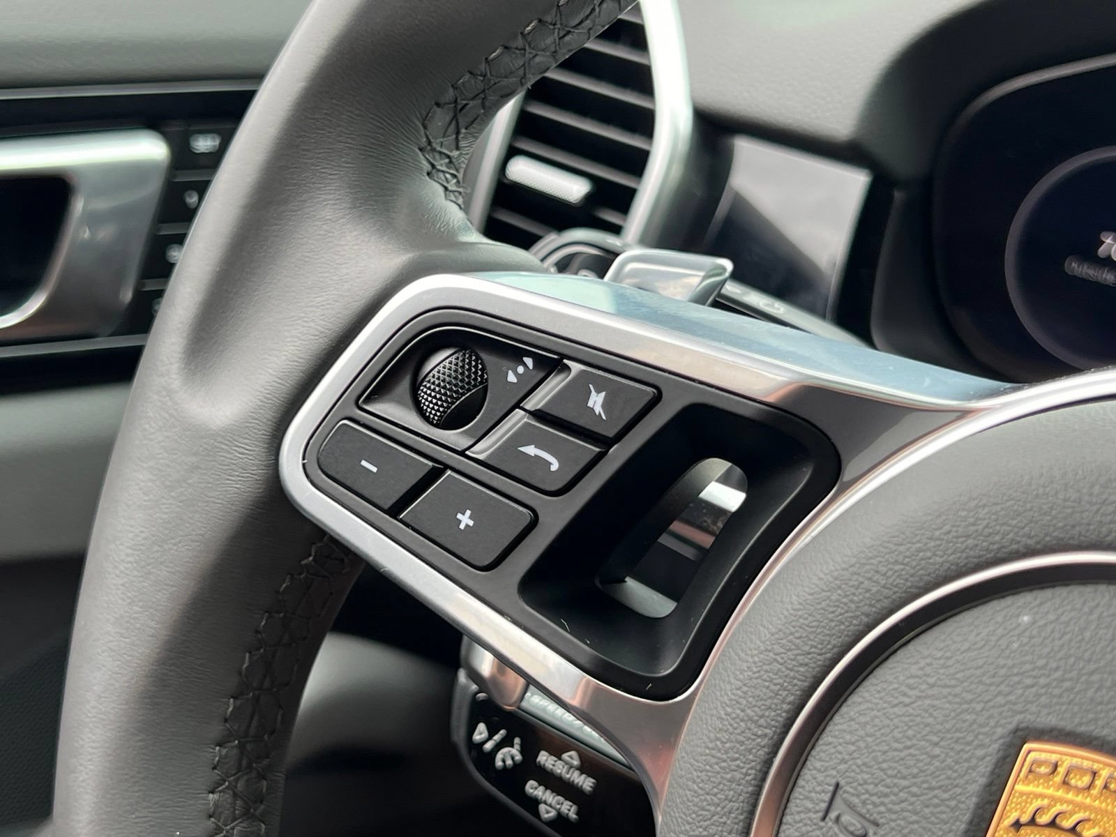 Certified 2023 Porsche Cayenne AWD/4WD image 25