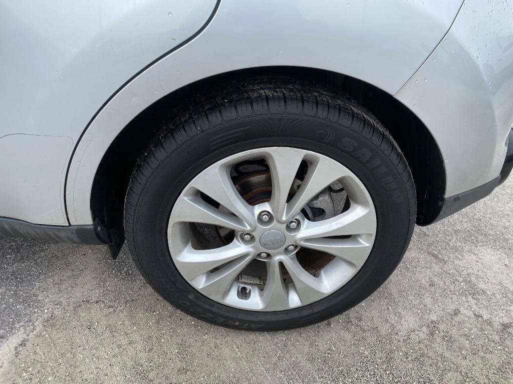 Used 2016 Kia Soul + FWD image 11
