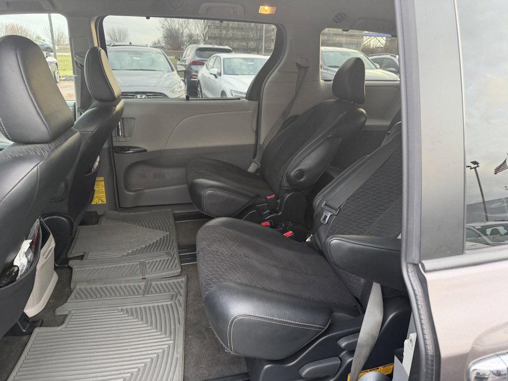Used 2014 Toyota Sienna SE w/ Convenience Accessory Package image 8