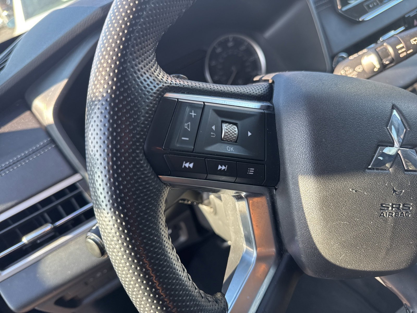 Used 2024 Mitsubishi Outlander SE Black Edition image 9